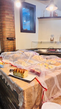 Mesa de pães, bolos e biscoitos