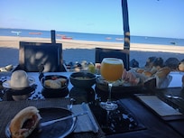 Cafe da manha em frente ao mar