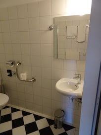 Bad nur mit Dusch (leider undicht) WC u. Minibecken