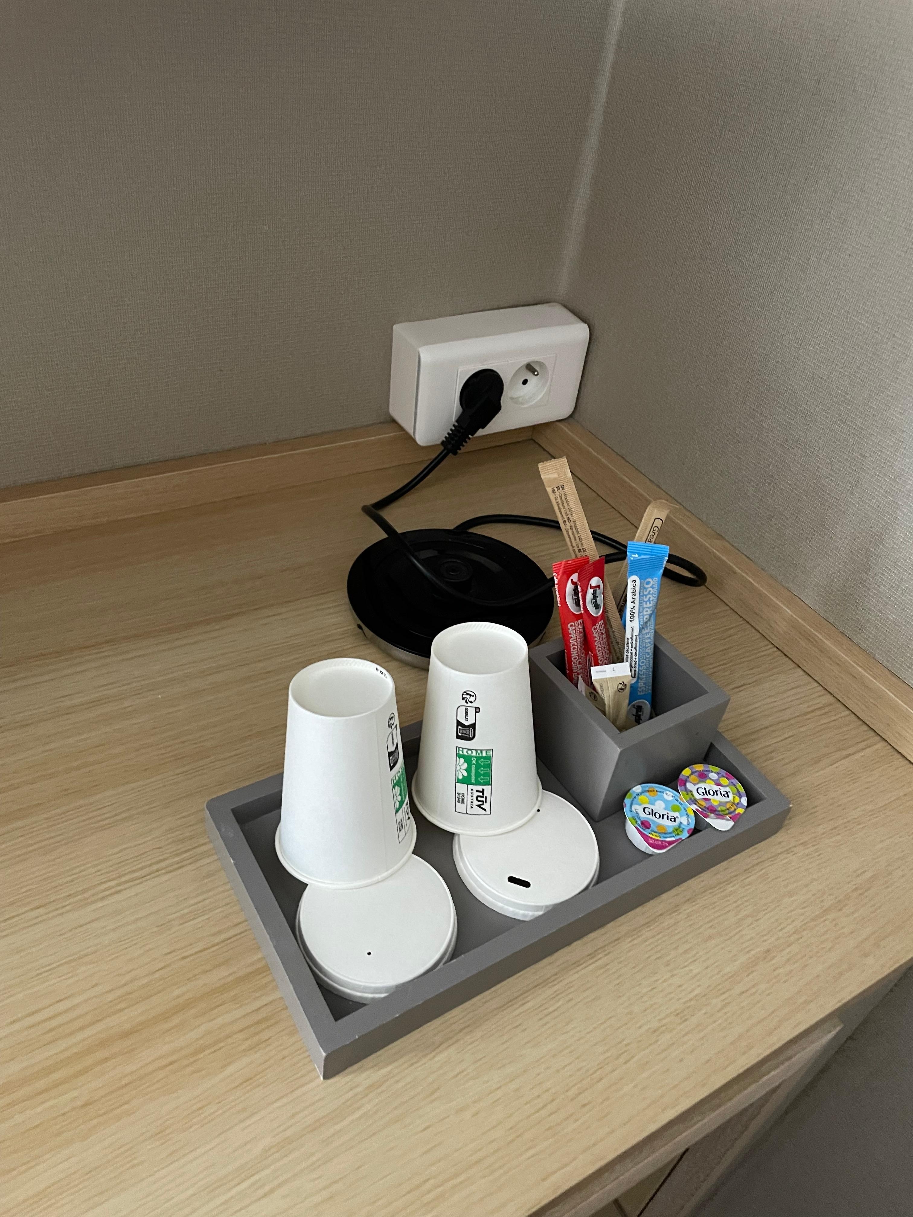 Café à dispo dans la chambre mais sans la bouilloire.. et le personnel ne propose pas un café quand on les prévient.