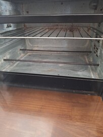 das Blech des kleinen Standbackofen war noch schmutziger