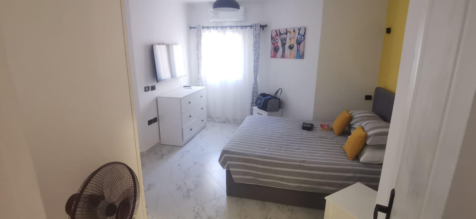 Eines der beiden klimatisierten Schlafzimmer (das andere ist etwas kleiner, ist auch klimatisiert und hat 2 Einzelbetten)... 