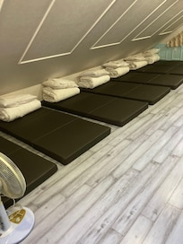 탑층 숙소. 7인 숙박이  가능할 만큼 방이 큽니다.