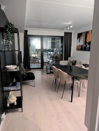 Wohnzimmer mit Sofa und Esstisch