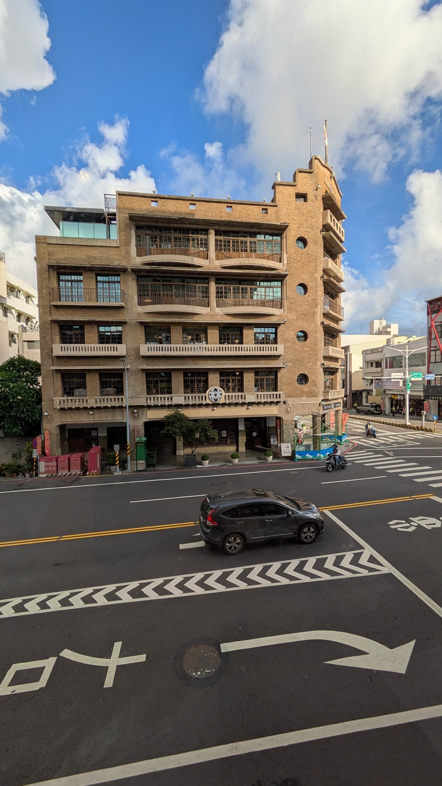 レストランからの眺め、正面に林百貨店。