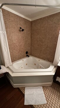 Nice big jacuzzi but not enough hot water!!!