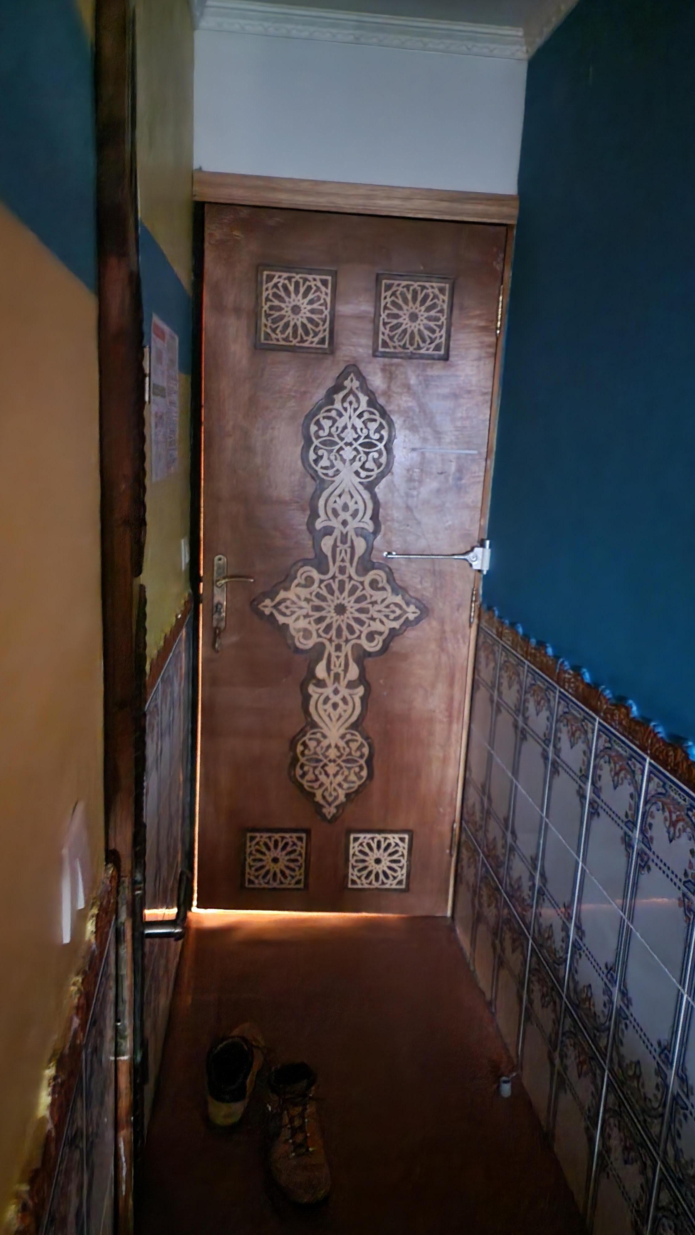 Folk kan sjå rett inn på rommet ved døra.