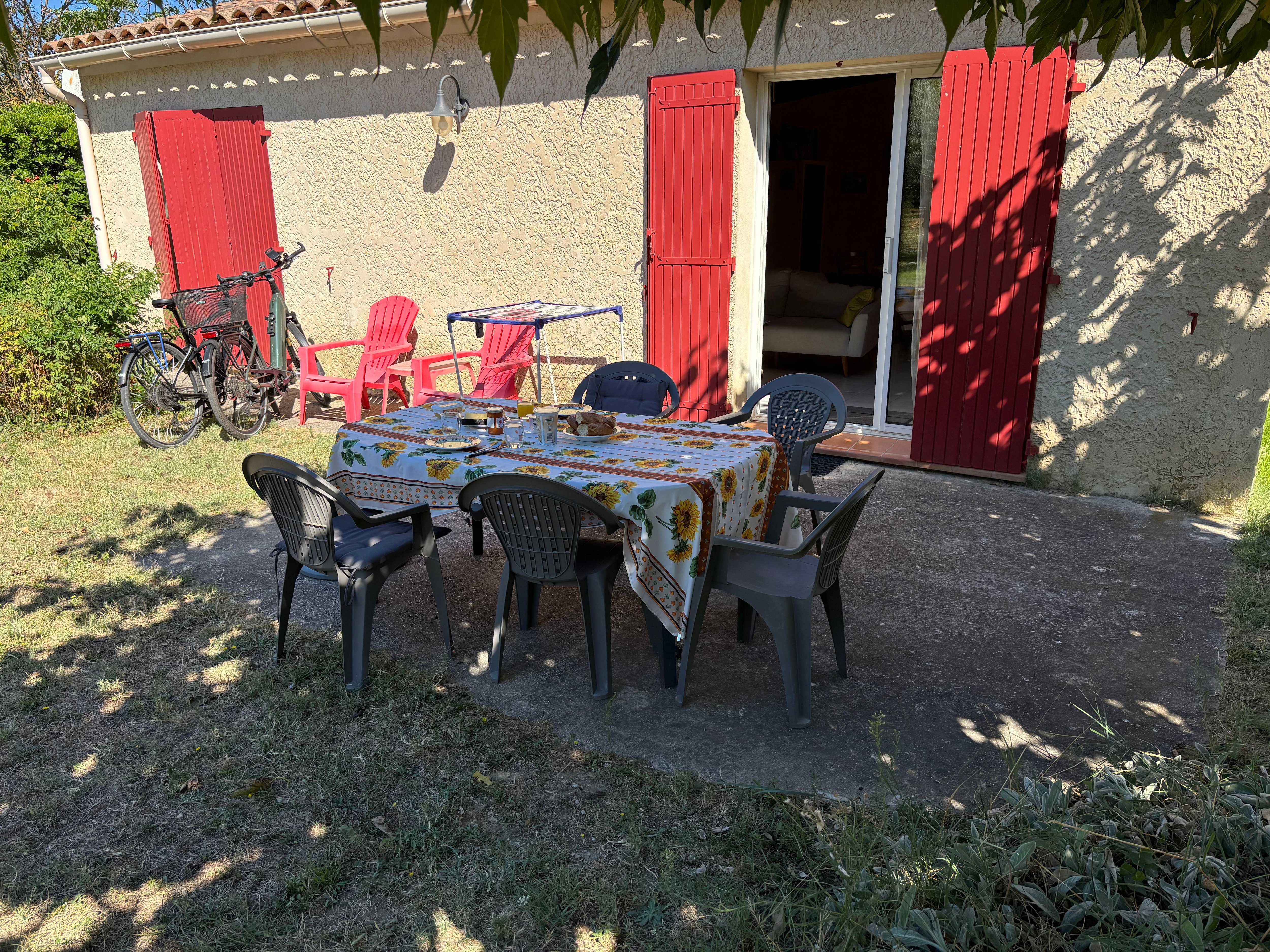 Draußen vor en Frühstück