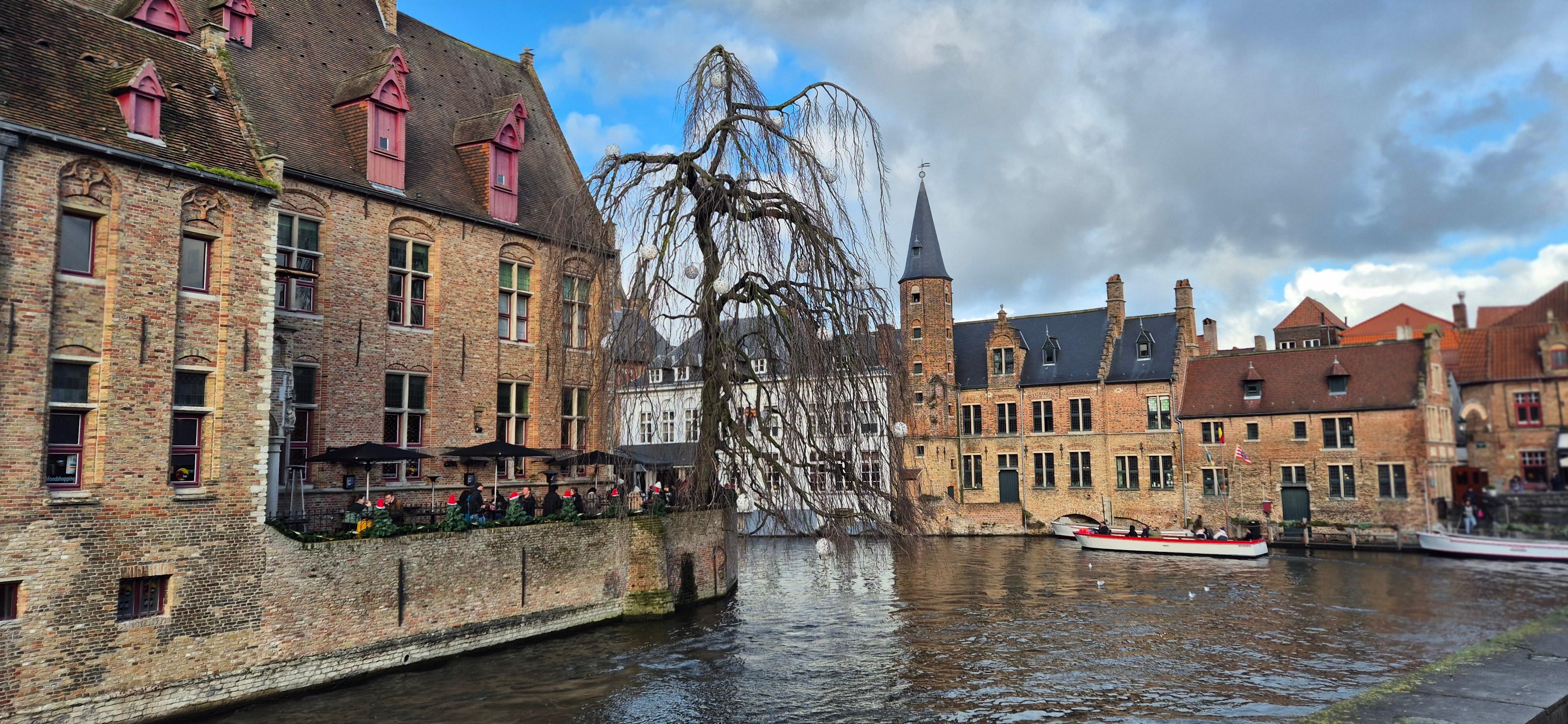 Foto's zijn van het pittoreske Brugge, het hotel staat er niet op.