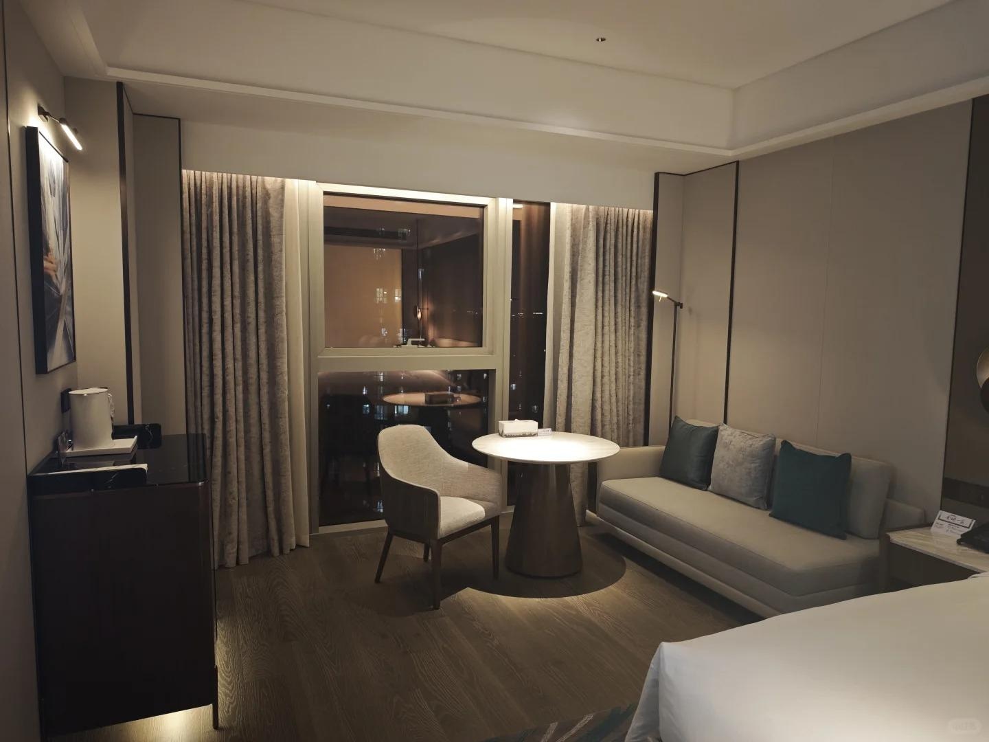 🛏️ Clean, calming and spacious room — great lighting and a comfy work-rest area combo