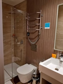 Hotellihuoneen WC ja suihku