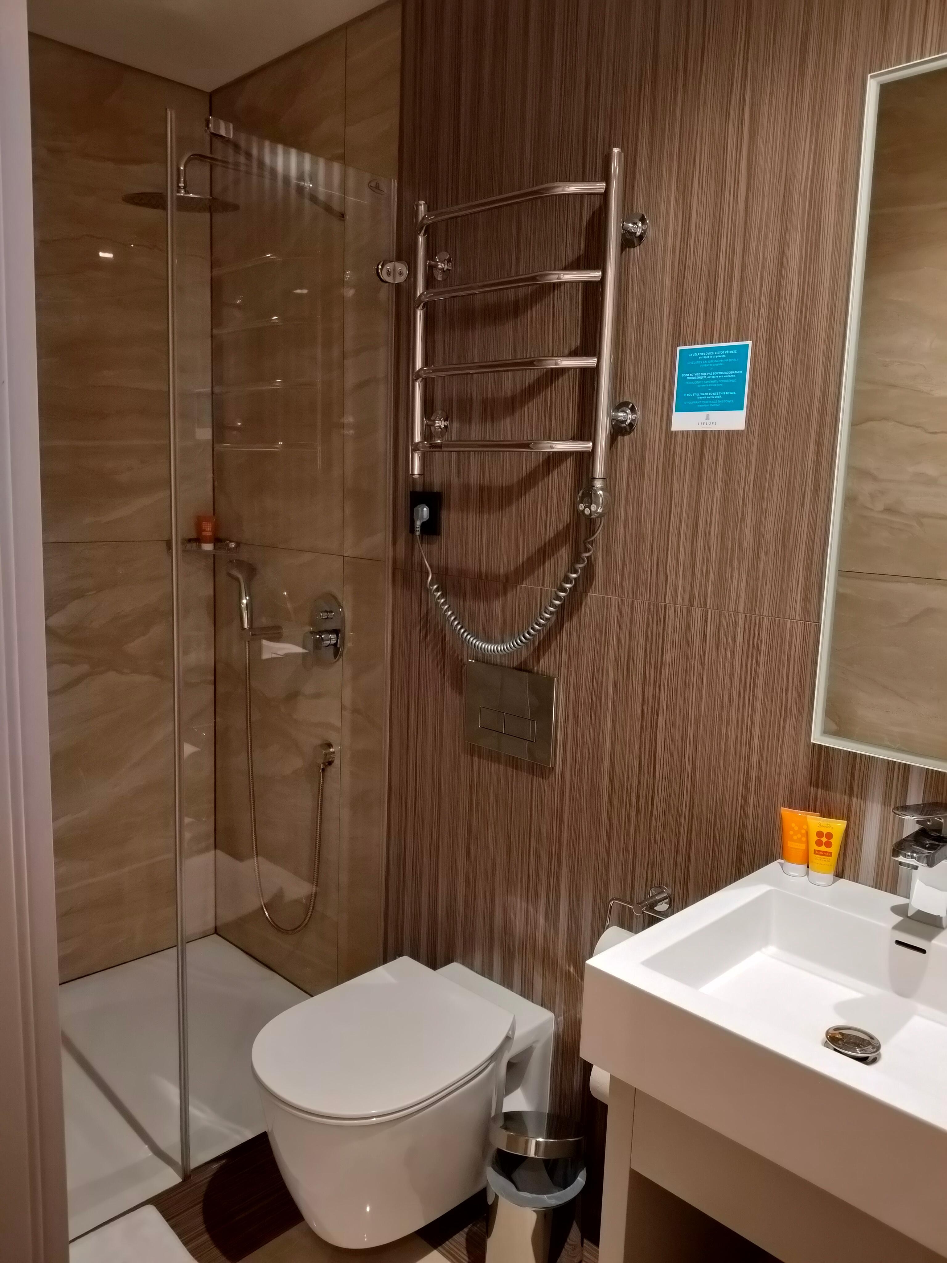 Hotellihuoneen WC ja suihku