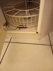 Placard de la cuisine. Découverte au suivi de l odeur