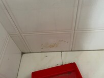 Verschmierte, nicht gereinigte Wand