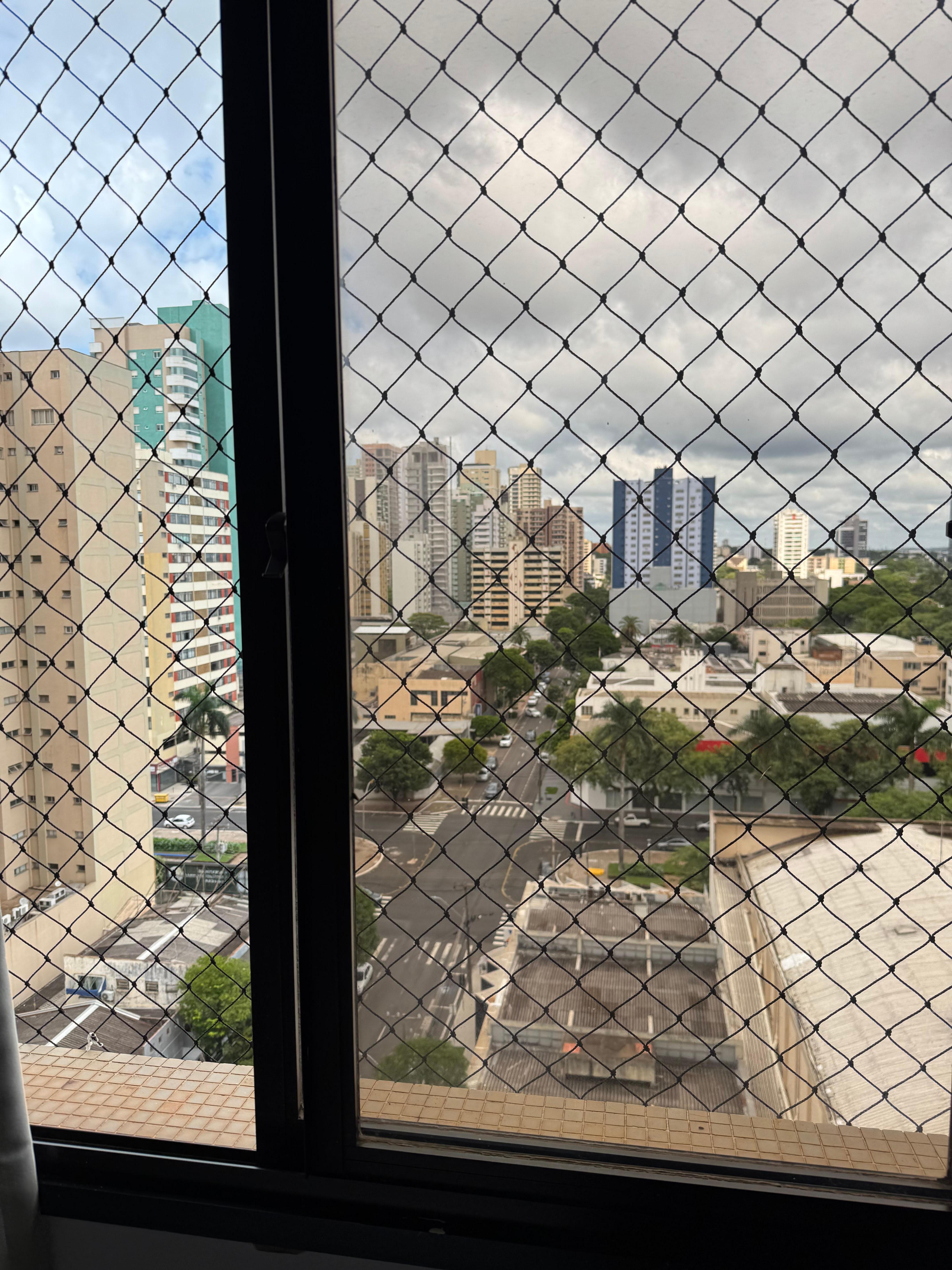 Janelas com redes nos quartos. 