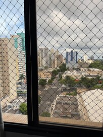 Janelas com redes nos quartos.