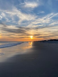 Sunset only 3 min walk from apt