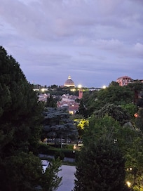 Blick von der Dachterrasse Richtung Basilica San Pietro.