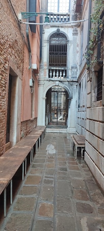 Passage out to S. Stefano Piazza