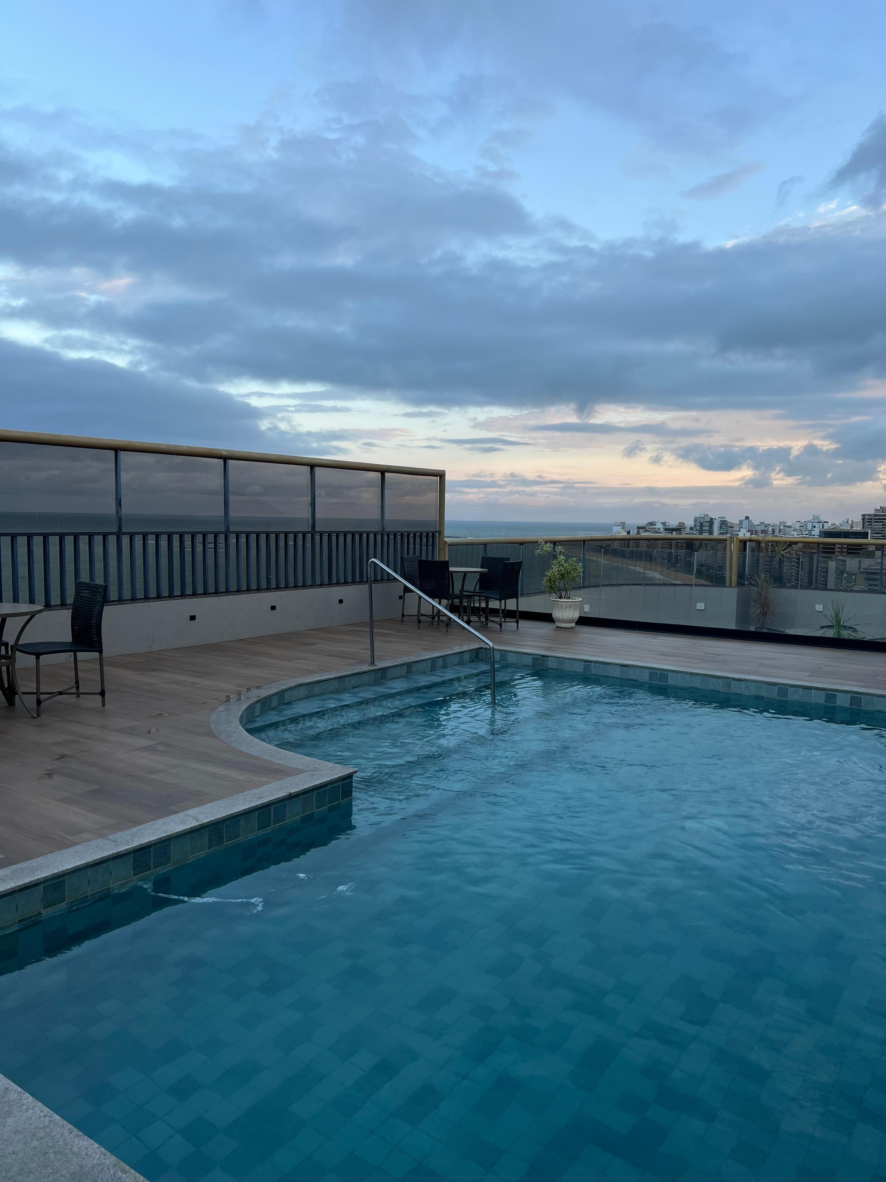 Piscina no terraço com uma vista espetacular 