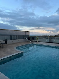Piscina no terraço com uma vista espetacular