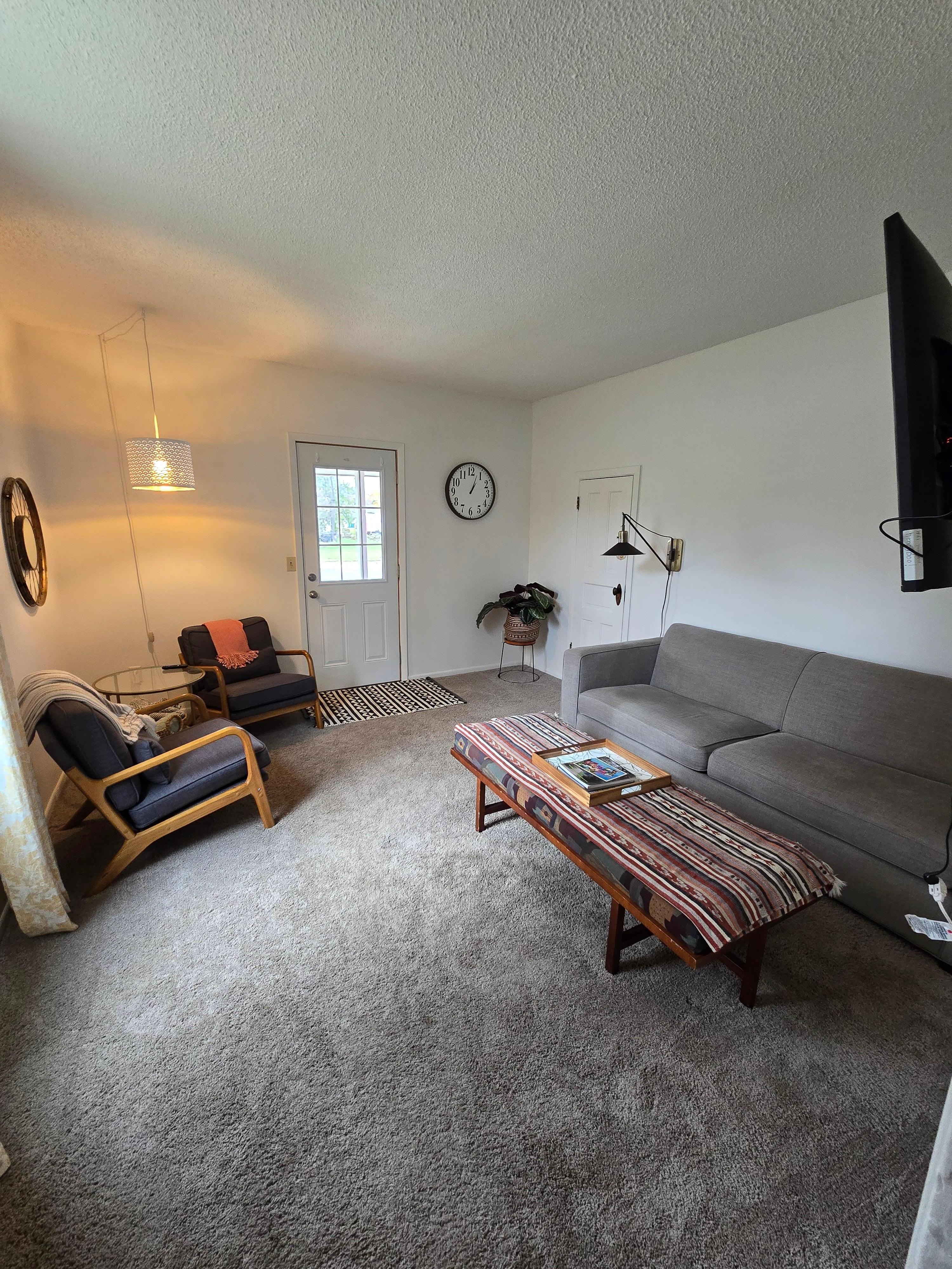 A warm and open livingroom