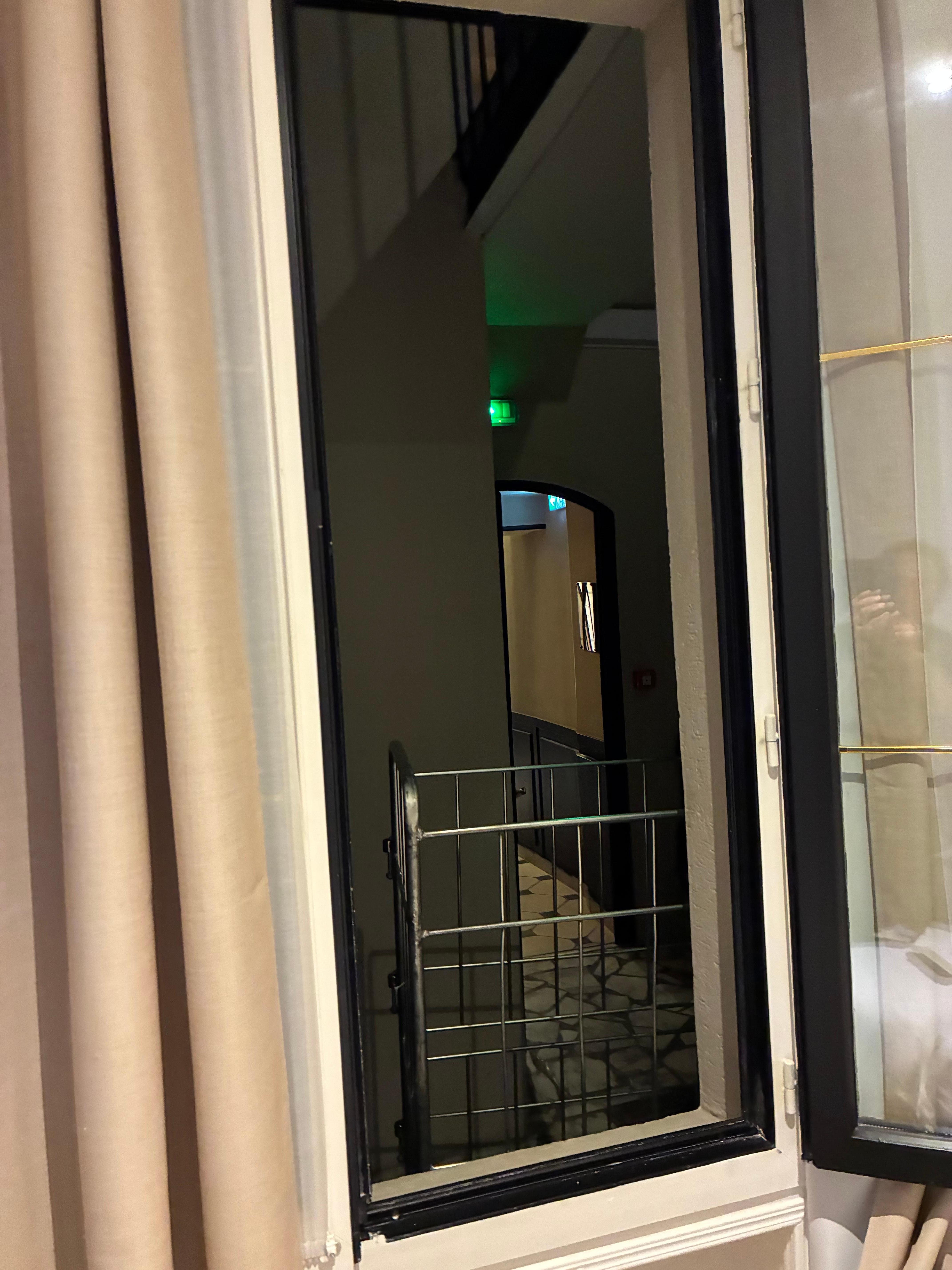 窓を開けると荷物カゴ