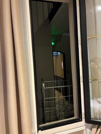 窓を開けると荷物カゴ