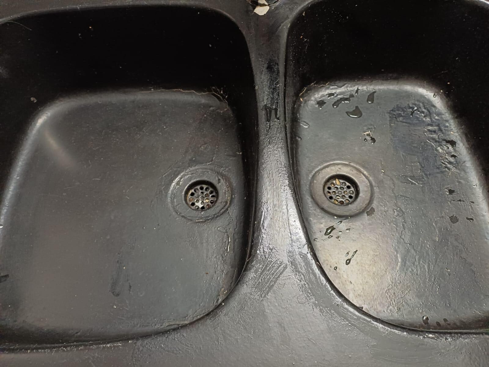 2 kitchen sinks that have been painted...the paint is peeling off,and no plugs