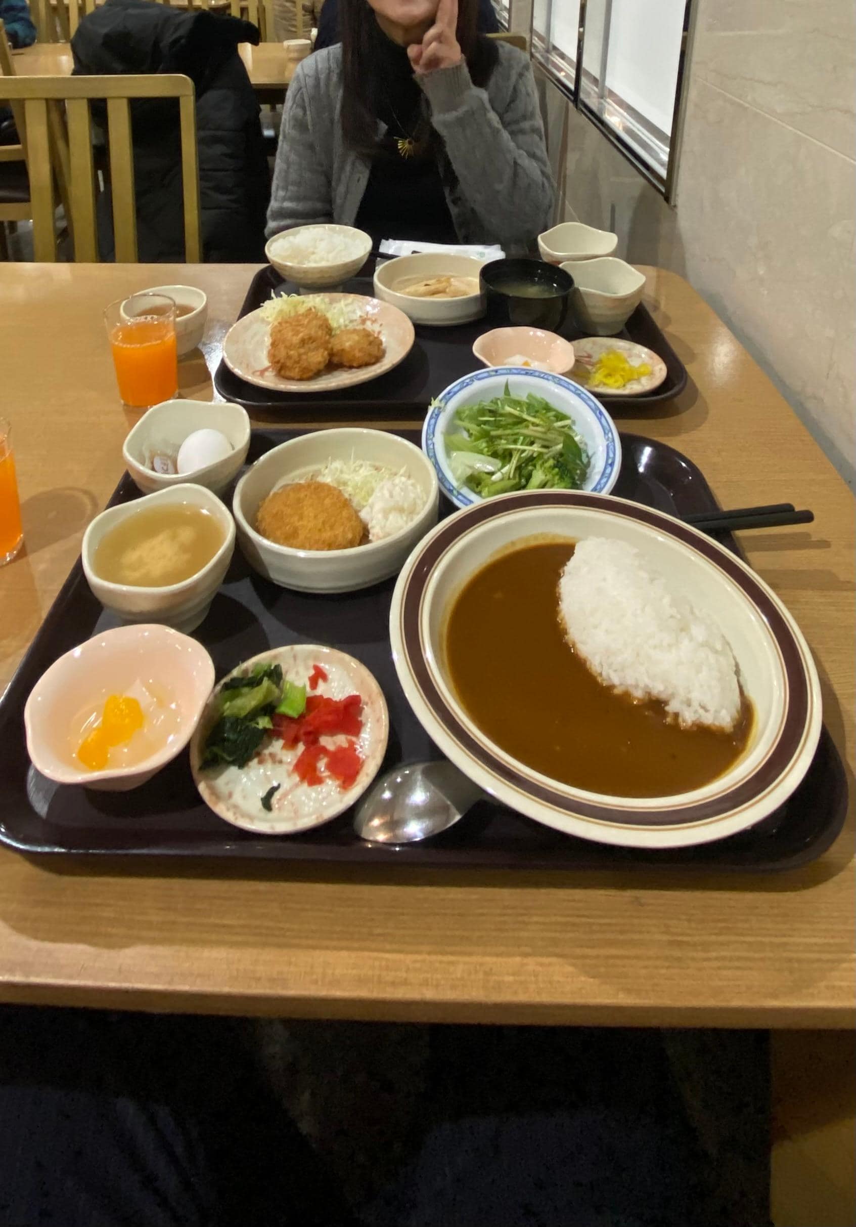 夕食は日替わりまたは、カレーが選べて、ソフトドリンクはフリーでした。