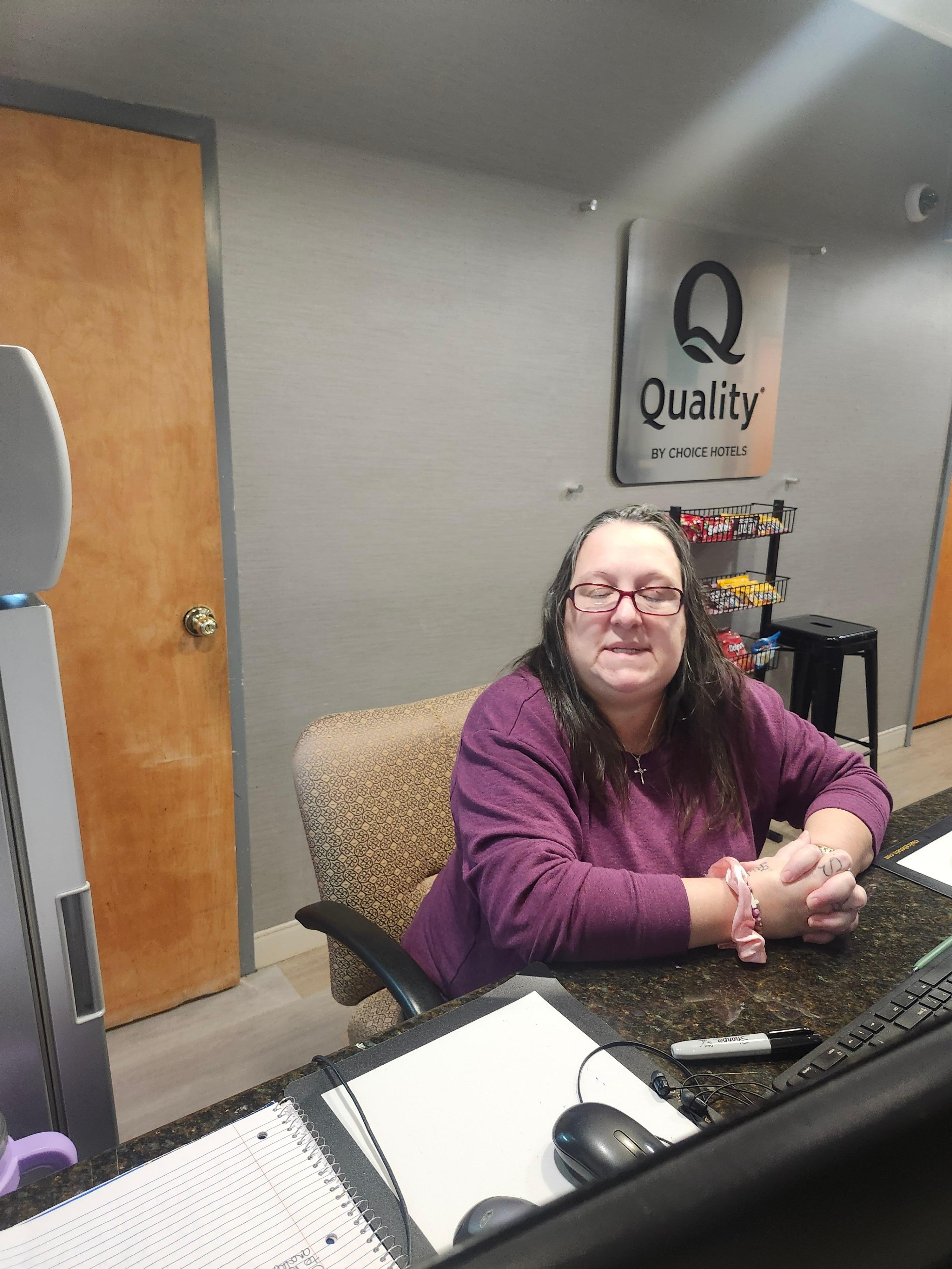 Rude and unkind ftont desk worker - lessie