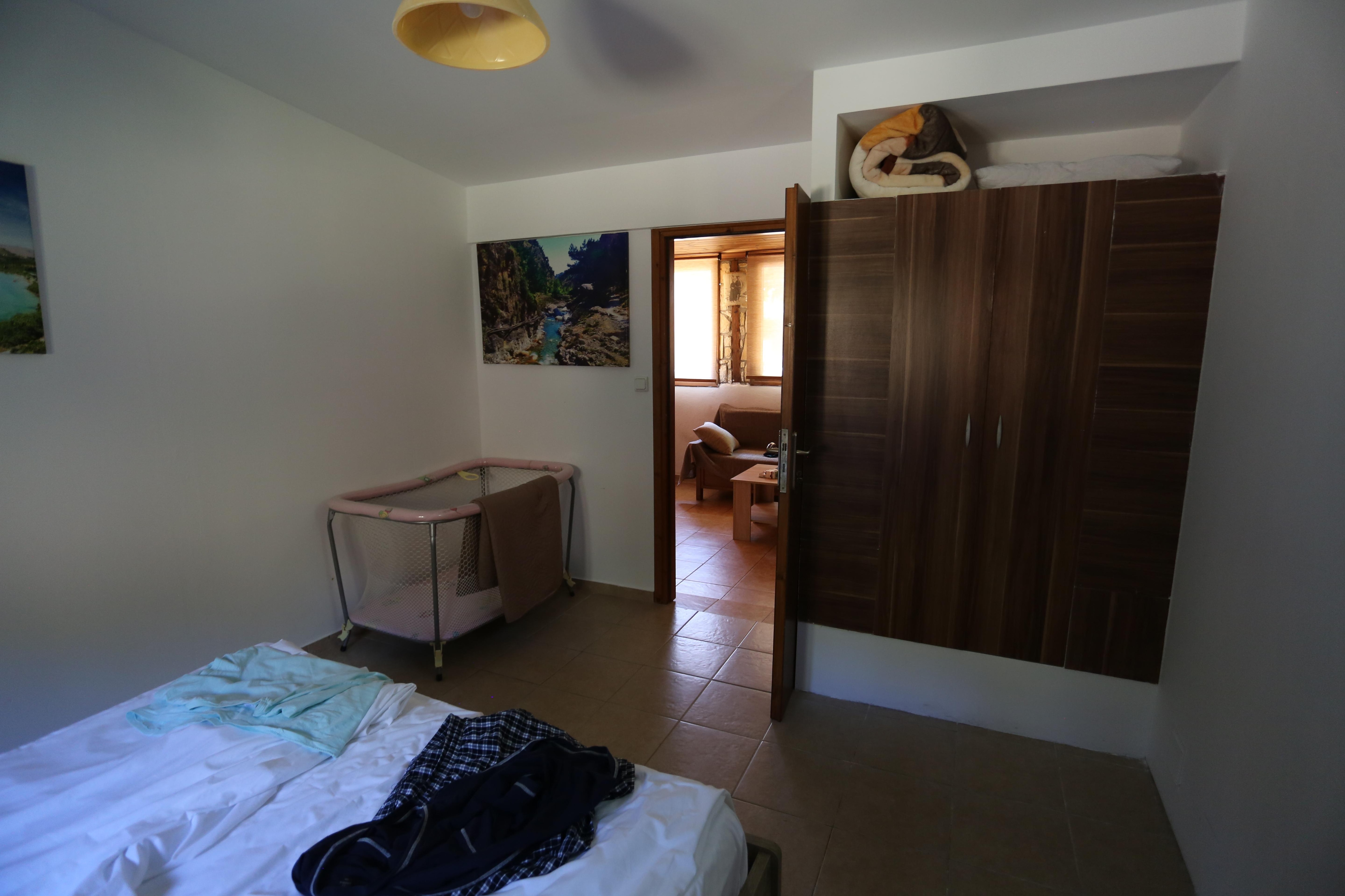 Hauptschlafzimmer. Mit Verdunkelungsrollos.