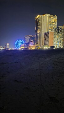 Walking distance from ferris, wheel and other entertainment.