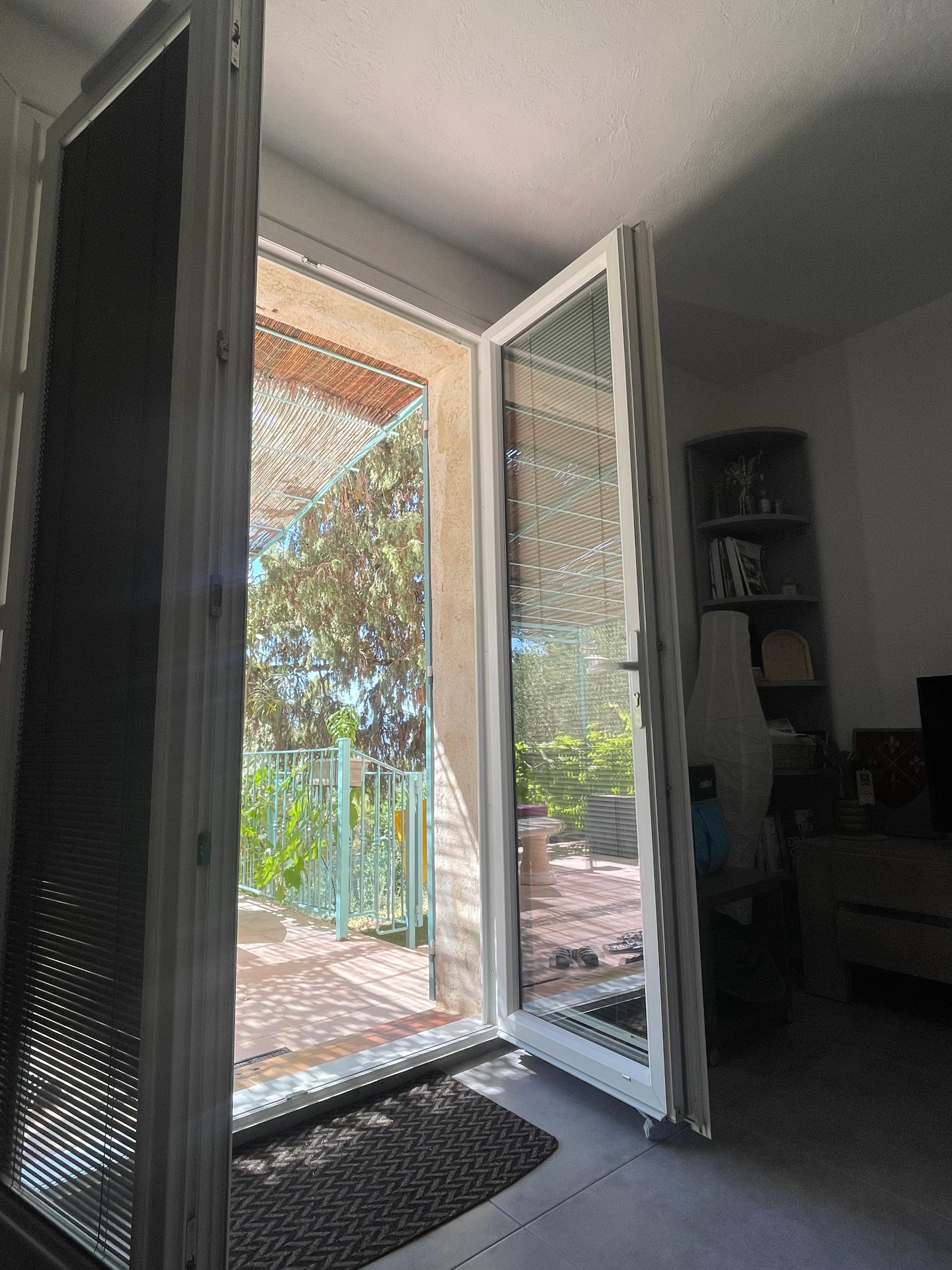 Aussicht vom Wohnzimmer nach draußen 