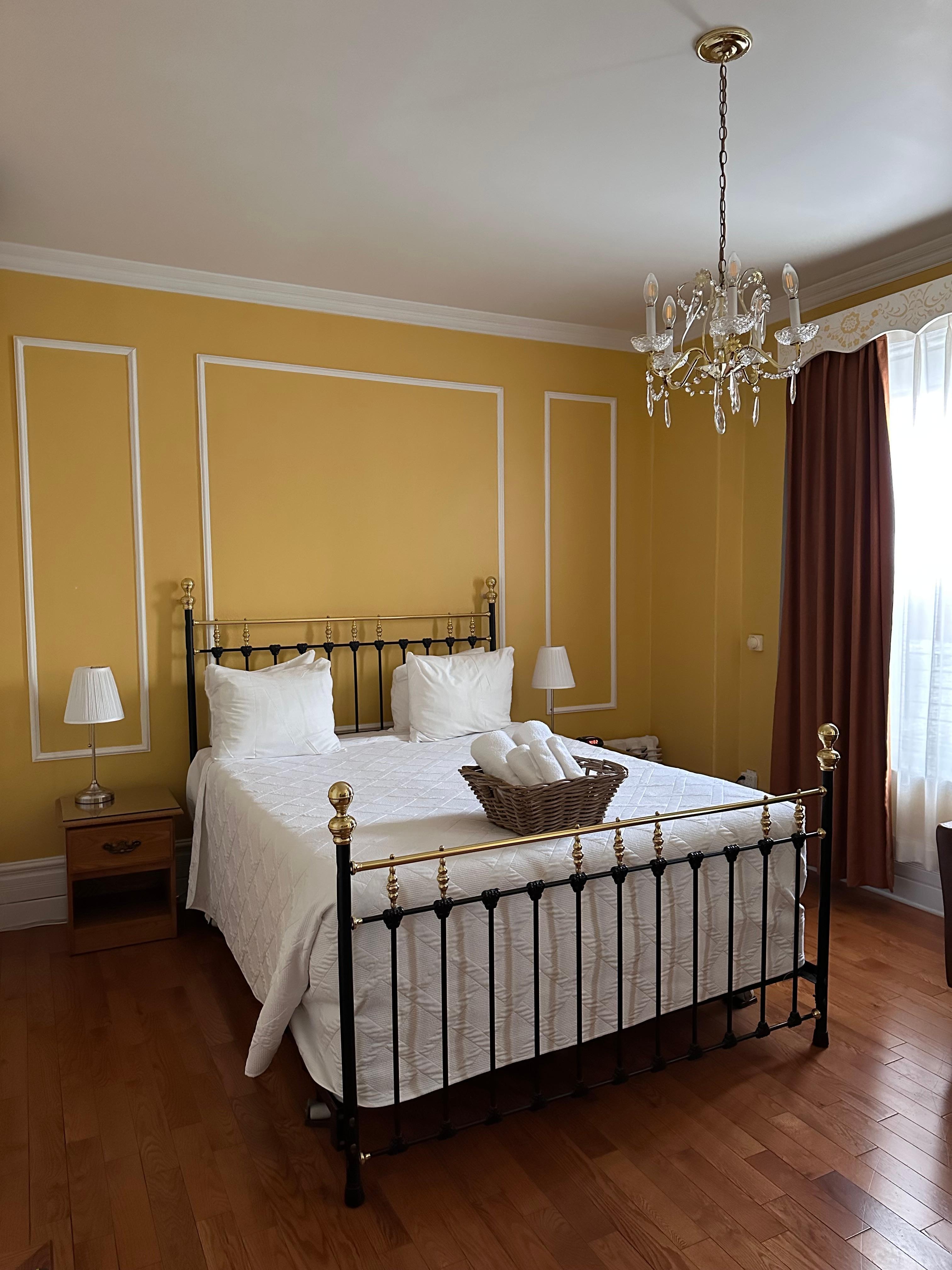 Cozy little room, decor matched the vibe the building, everything clean and neat.