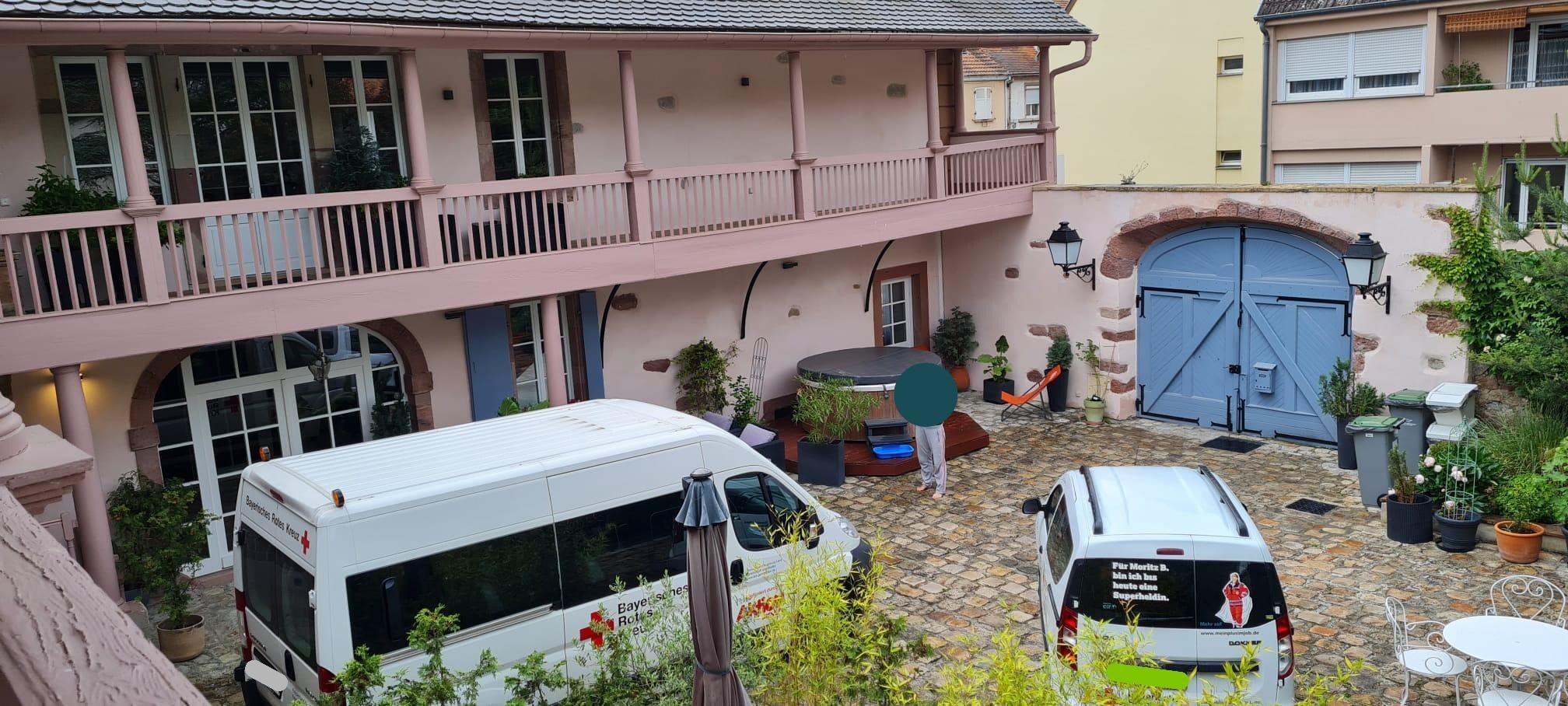 Blick vom "Elternschlafzimmer" in den Hof