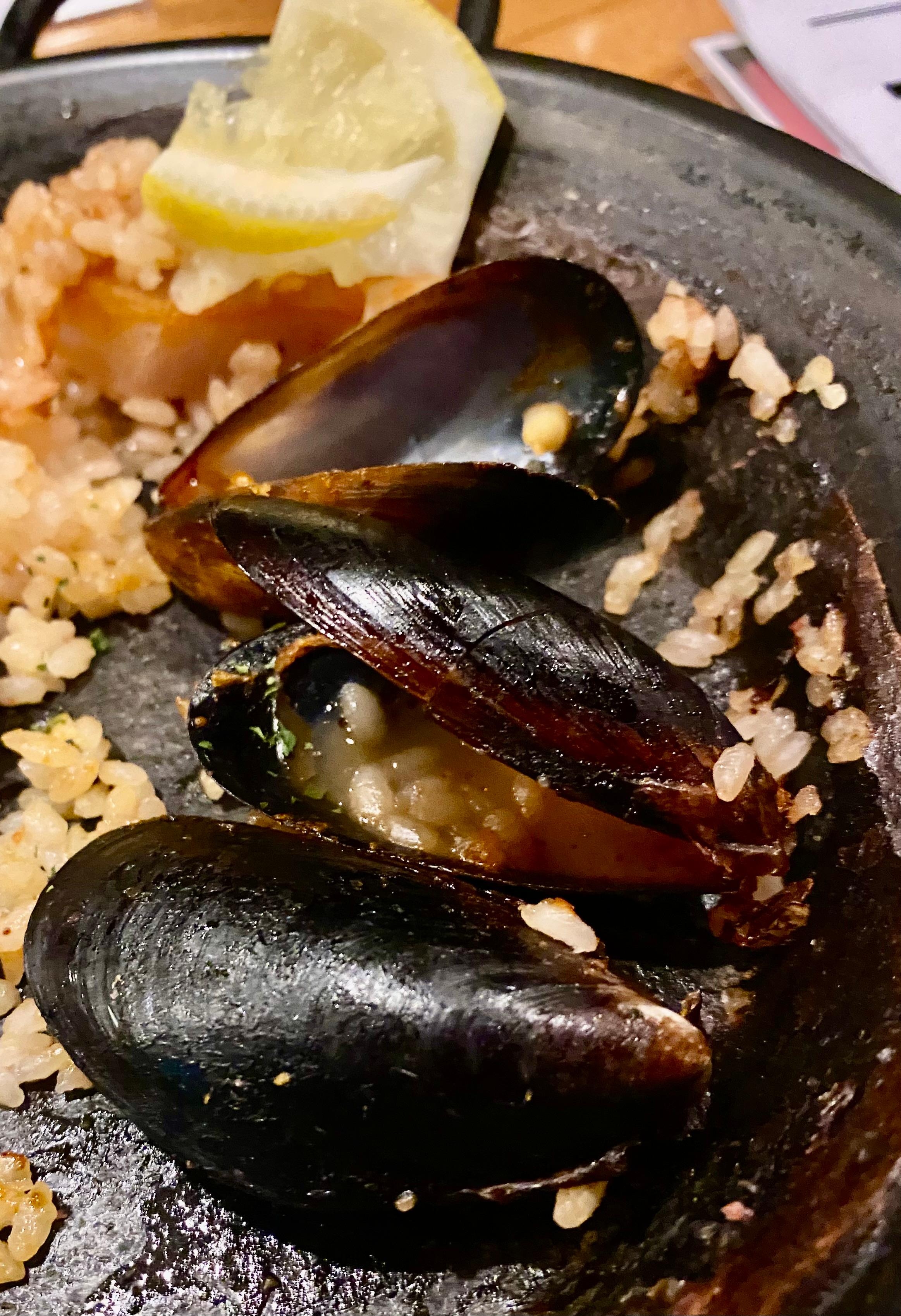 ３つのうち1つは開かず(ｰｰ;)店員は背中を向けて黙々作業（グリルやレンジで仕上げる料理ばかり）