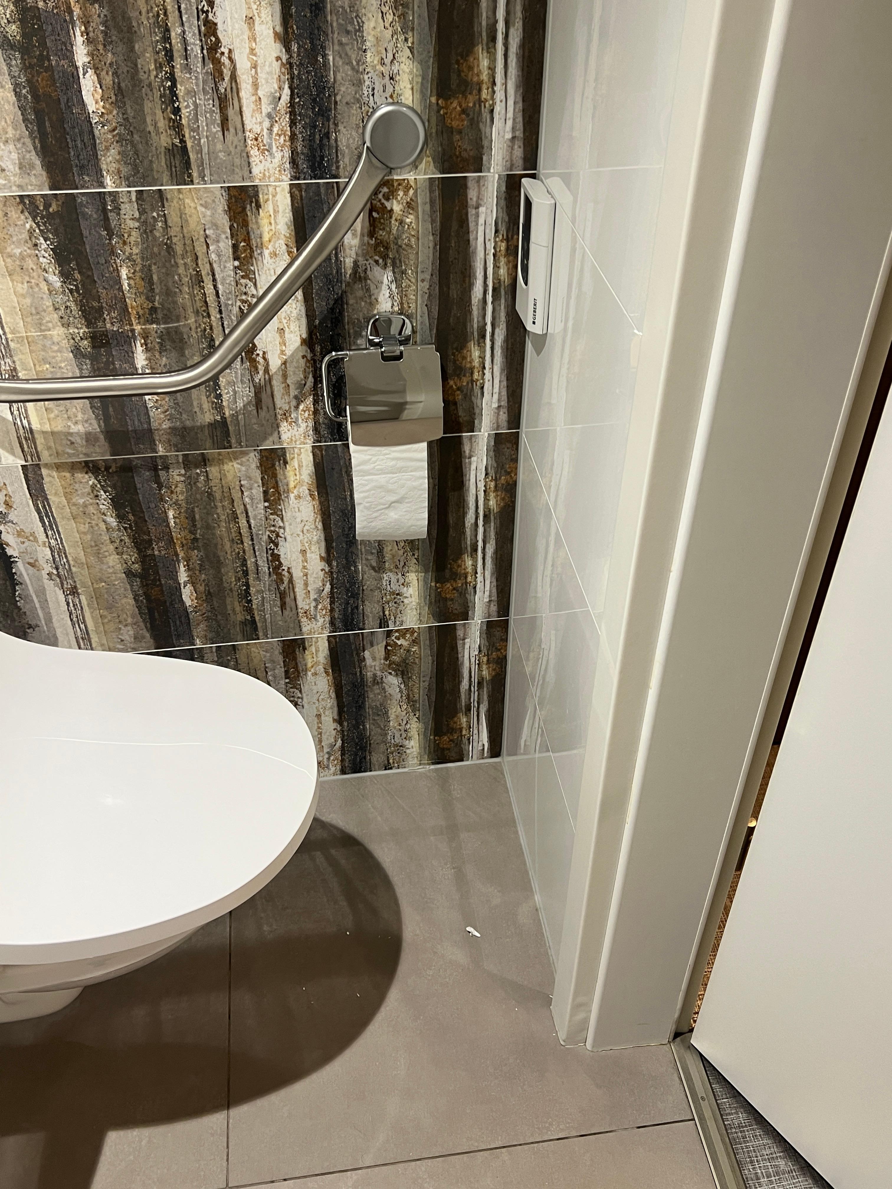 Wc im Familienzimmer ca. 40 cm Abstand zur Wand. Da muss du dich setzen lassen :)