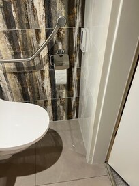 Wc im Familienzimmer ca. 40 cm Abstand zur Wand. Da muss du dich setzen lassen :)