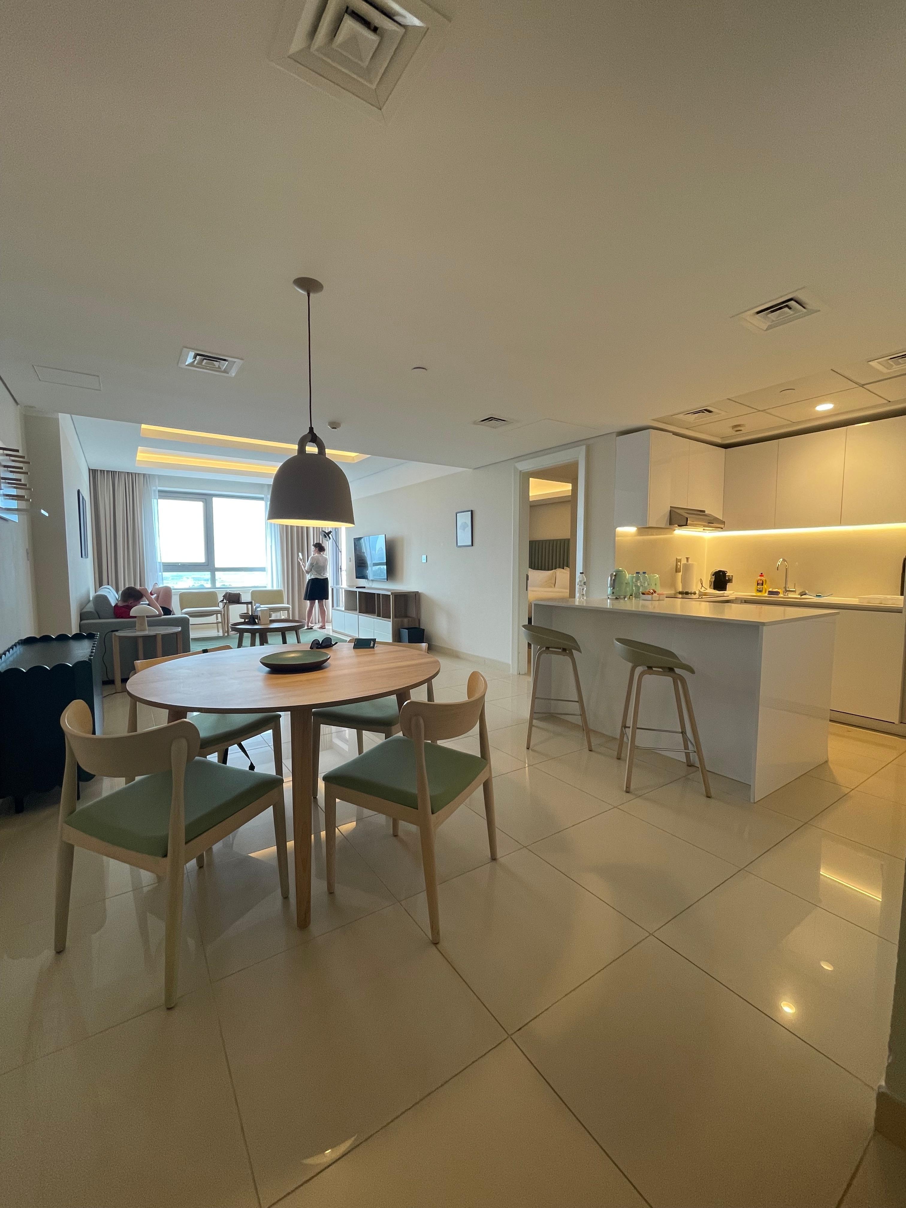 Kitchen, dining & lounge area