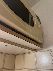 An die Schraube die durchschaut, können sie ja dann etwas anhängen