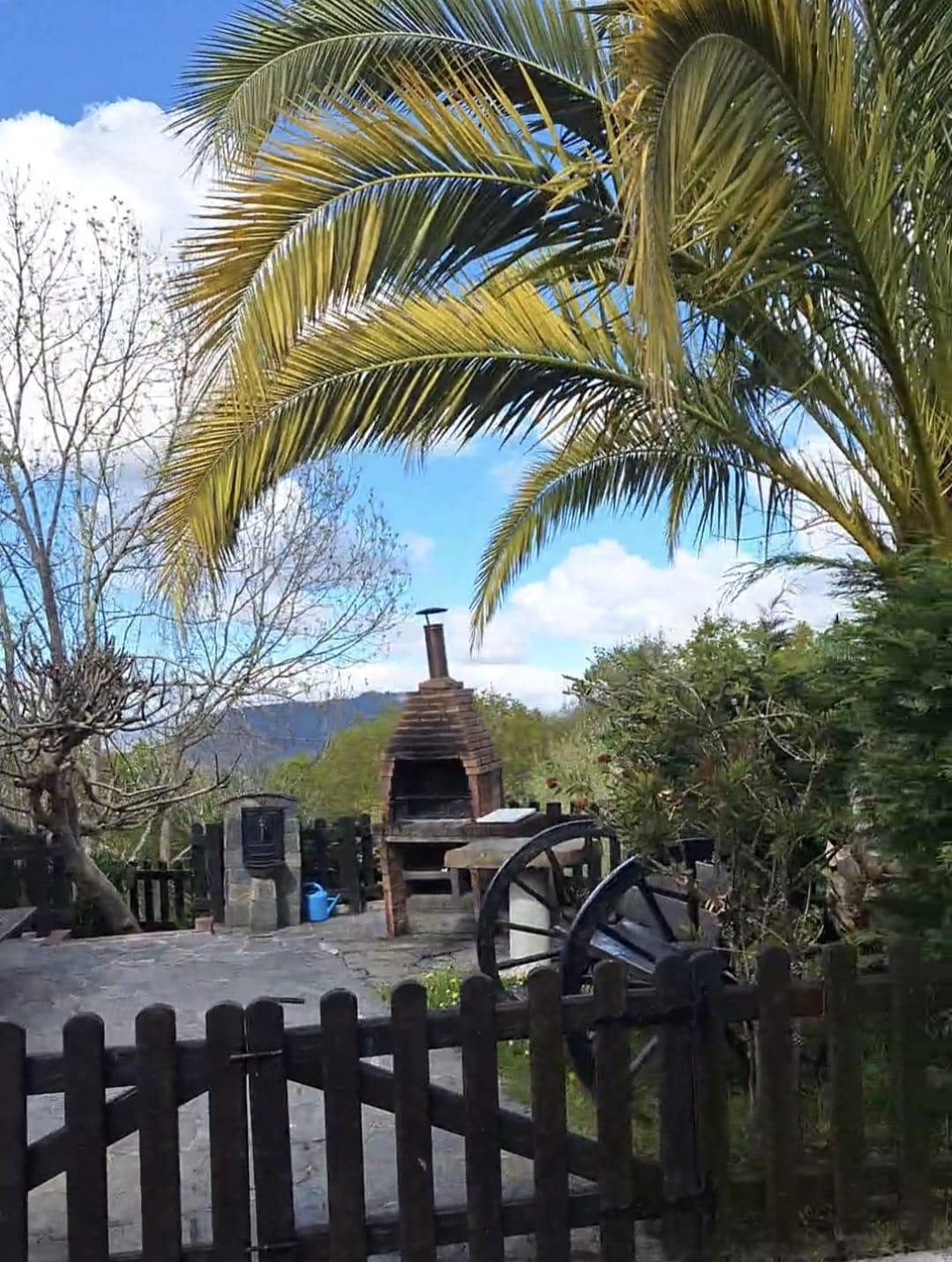 Jardín con barbacoa