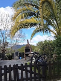 Jardín con barbacoa