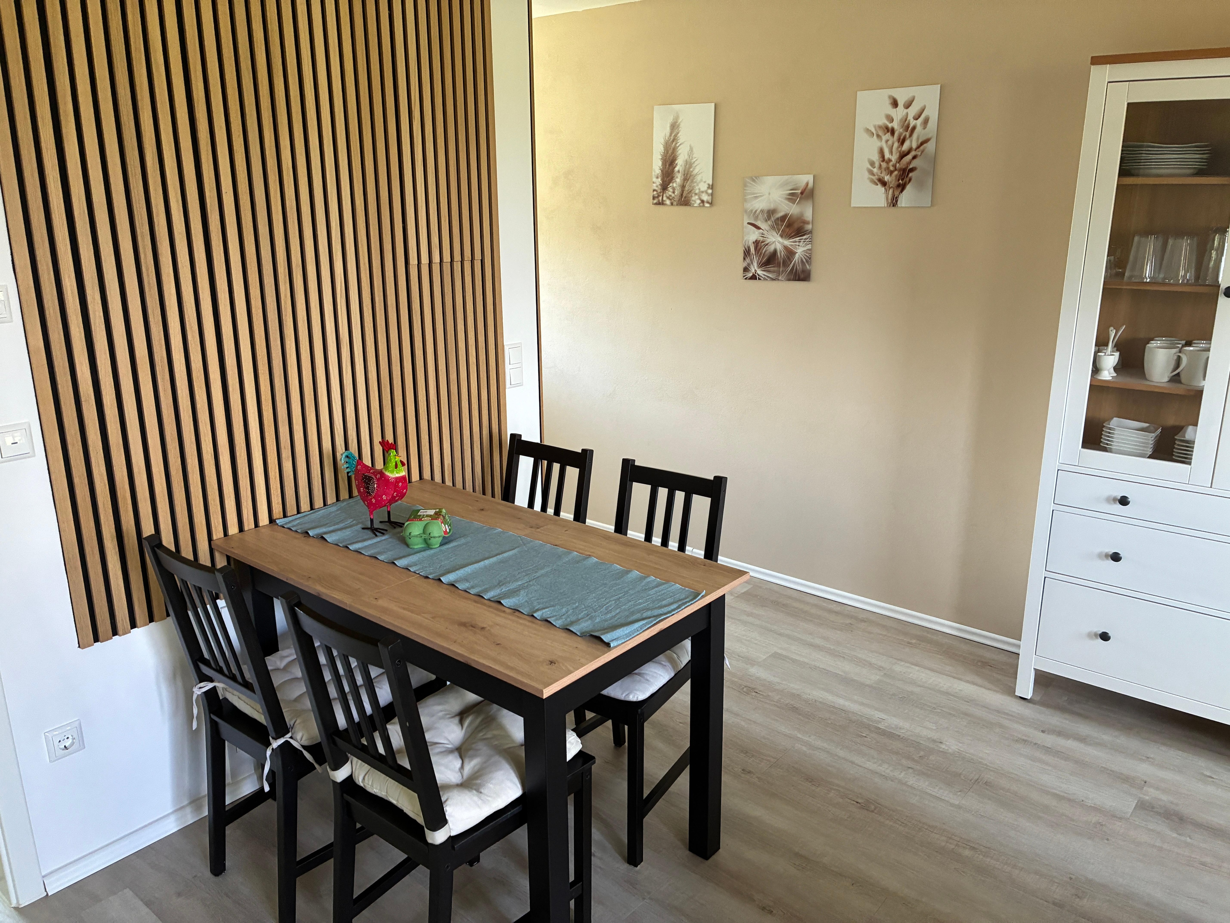 Freundlicher Empfang mit Eiern von glücklichen Hühnern. 