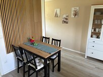 Freundlicher Empfang mit Eiern von glücklichen Hühnern.