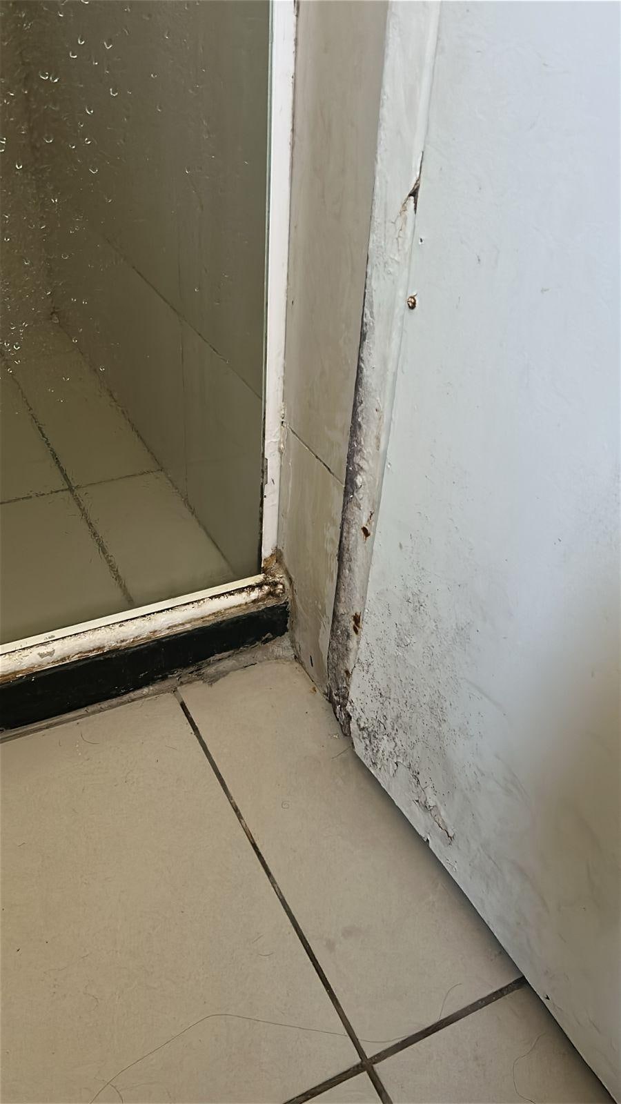 Condições da porta do banheiro. 