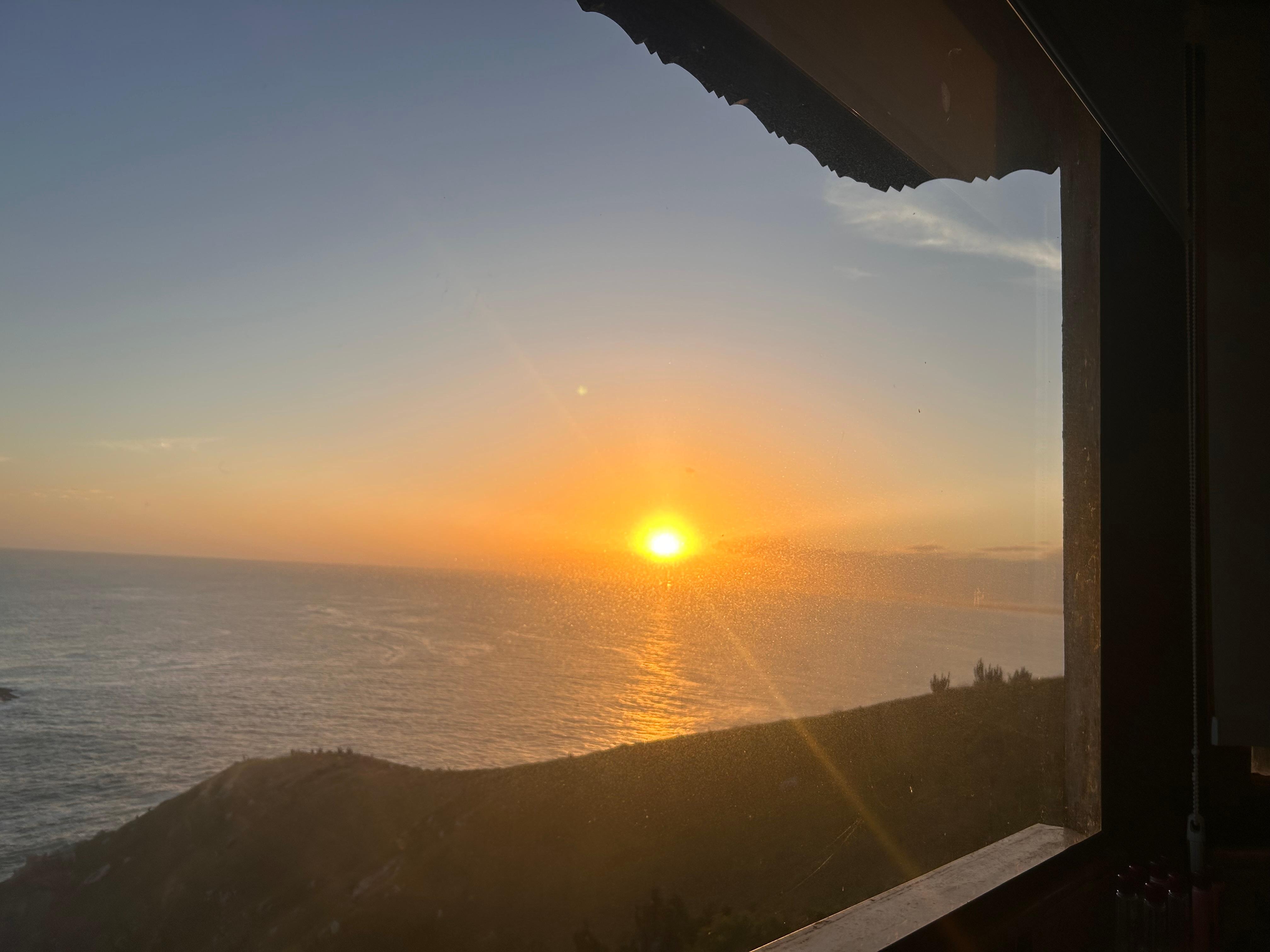 Vendo o pôr do sol da varanda da suíte.