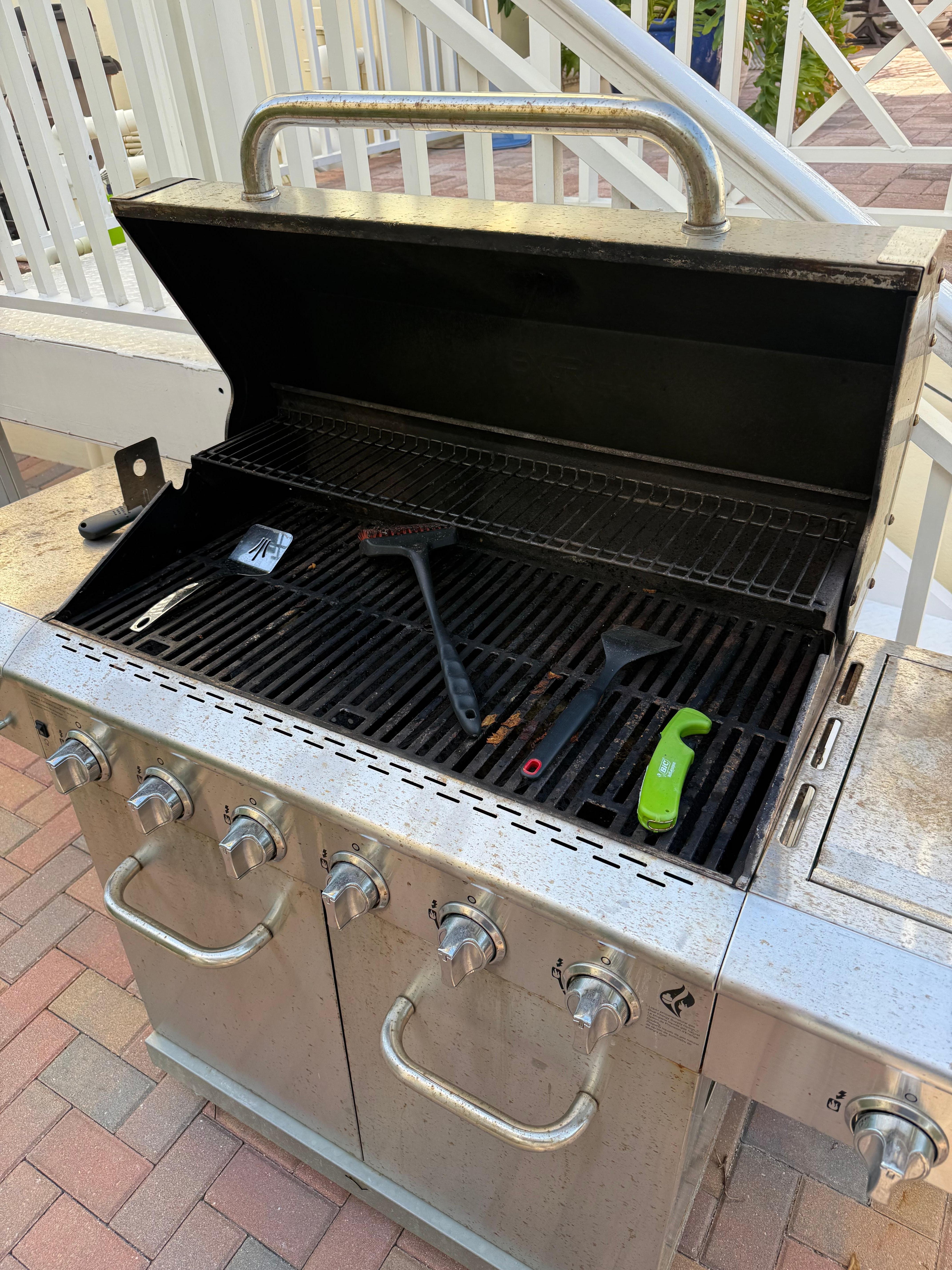 BBQ all rust, dirty and not working.