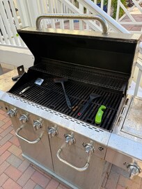 BBQ all rust, dirty and not working.