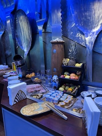 Jus d’orange frais avec presse fruits à disposition